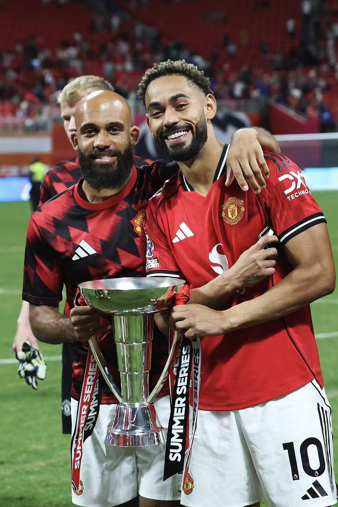 曼联客场逆转取胜，球队士气大振