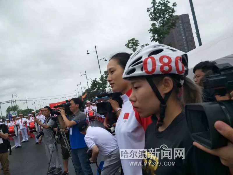 关于速度与激情!运动员们在场上展现出色技艺的信息 关于速度与激情!运动员们在场上展现出色技艺的信息