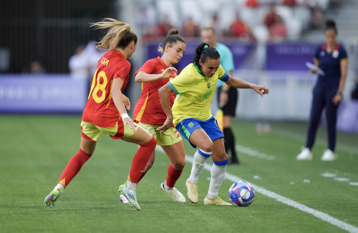 巴西队在女足场上大放异彩，展现实力的简单介绍