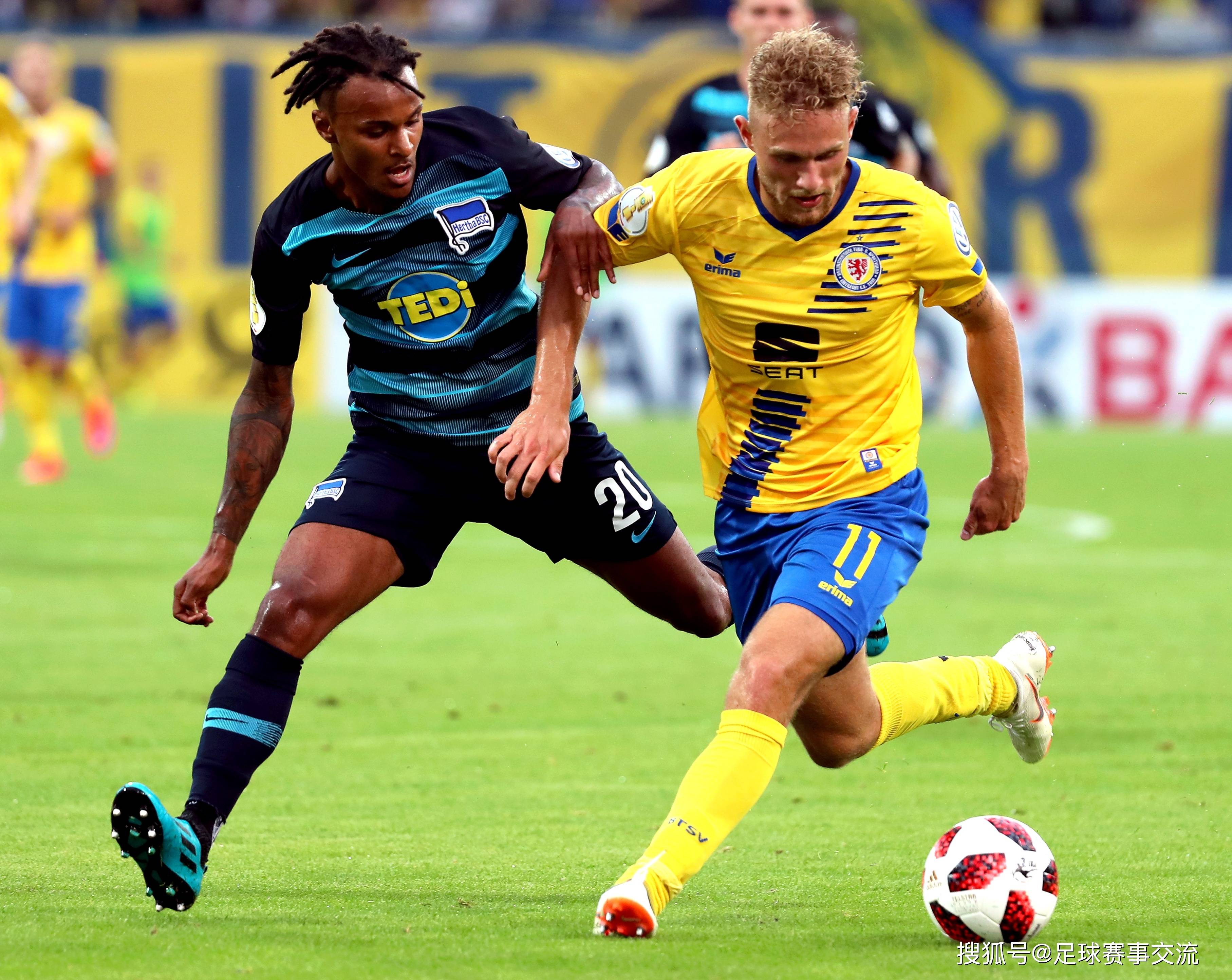 包含激动人心足球比赛，球队矛盾对决激烈刺激的词条