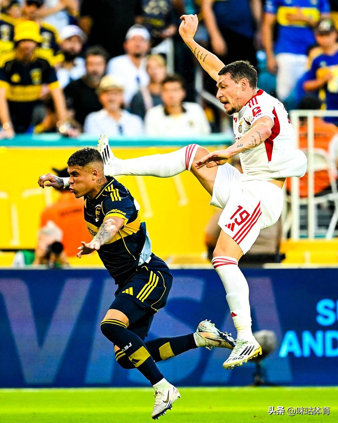 足球比赛中出现情绪激烈的冲突! 足球比赛中出现情绪激烈的冲突!