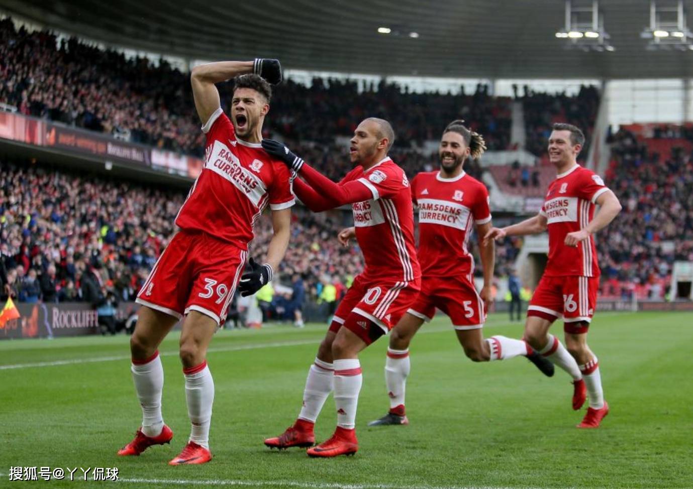 足球比赛中出现情绪激烈的冲突! 足球比赛中出现情绪激烈的冲突!