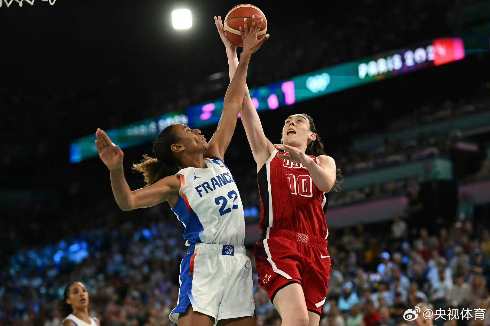 美国选手在女子篮球比赛中表现抢眼