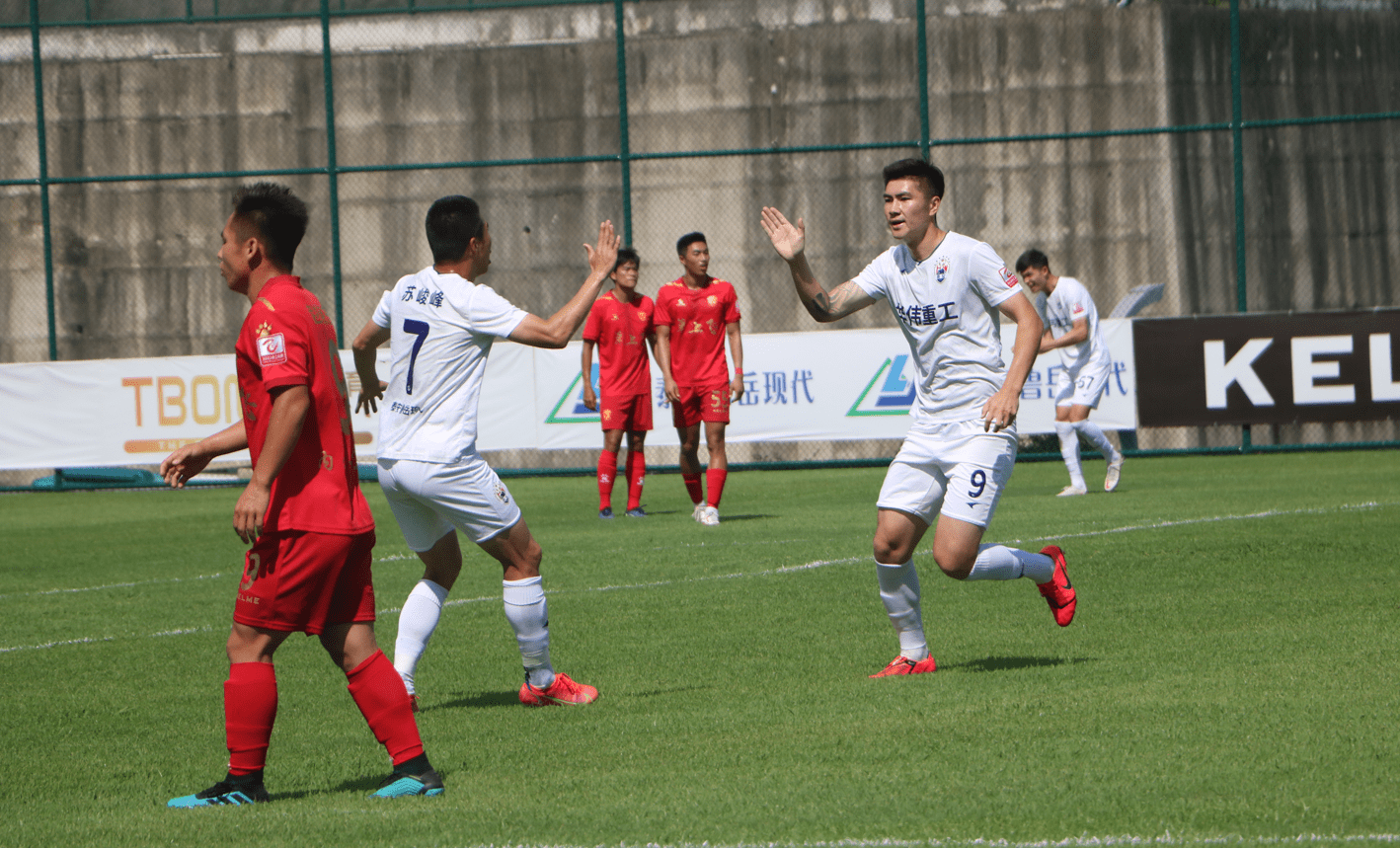 包含球队的连胜纪录在比赛中出现挑战，引发观众期待的词条