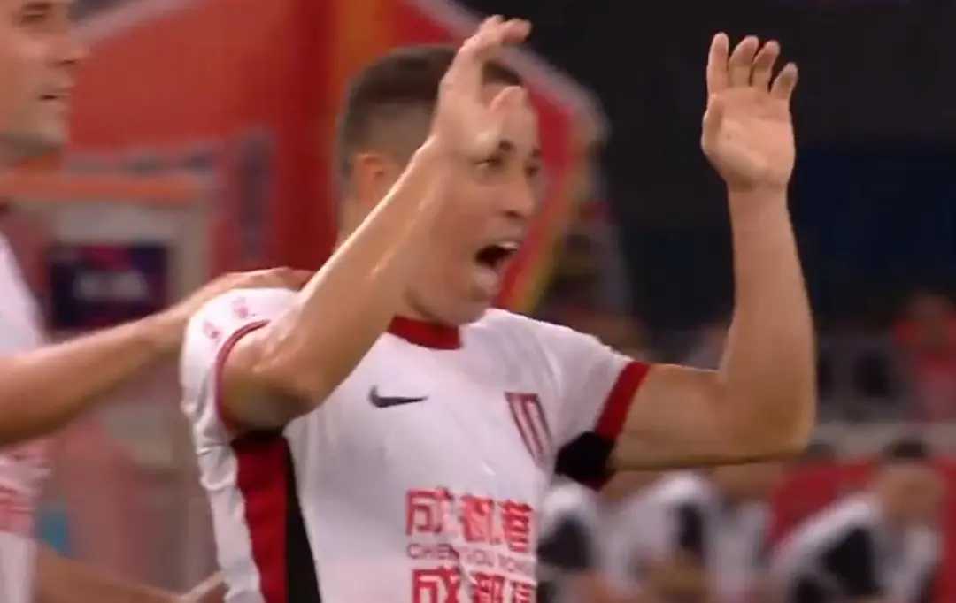 比赛场上呈现出火药味十足的紧张氛围